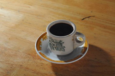 Ahşap masa arkasında kahve fincanı manzarası