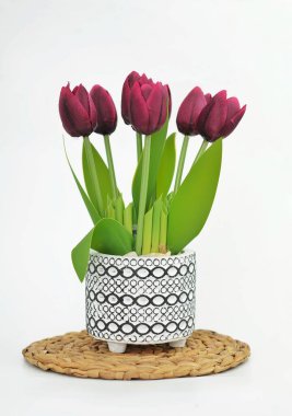 Beyaz tencerede yapay laleler