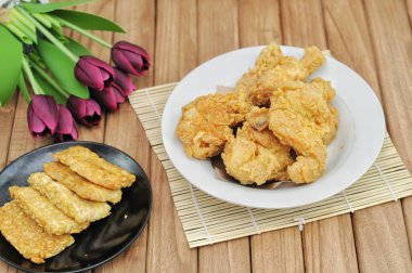 Kızarmış tavuk ve kızarmış tempeh.