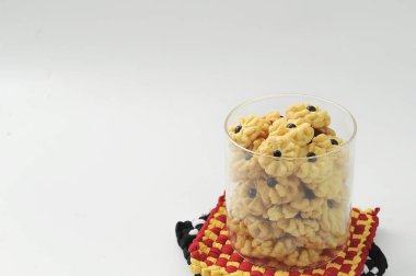 İzole edilmiş beyaz arka planda Dahlia keki