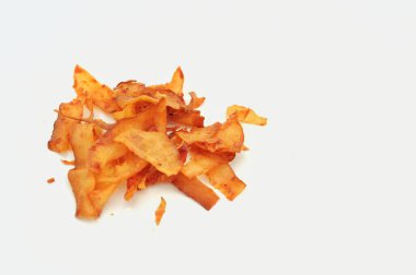 Beyaz arka plan üzerinde baharatlı manyok cips