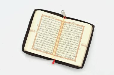 Beyaz arkaplan üzerine kutsal kitap Kuran