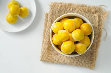 Ananaslı turta, Endonezya (kue nastar) gibi Güneydoğu Asya 'nın çeşitli bölgelerinde yaygın olarak bulunan ananas reçeli ile doldurulmuş küçük, ısırık büyüklüğünde bir tarttır.)