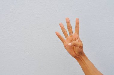 Beyaz arkaplanda erkek elini kapat