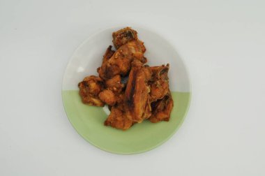 Beyaz arka planda sarımsak soslu kızarmış tavuk.