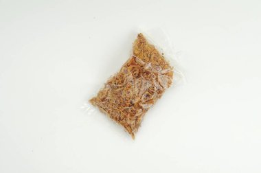 Beyaz arkaplanda kurutulmuş mürekkep balığı