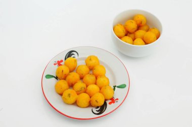 Sala lauak, Pariaman, Batı Sumatra 'dan tipik bir kızarmış yemektir. Kahverengi sarı pirinç unundan yapılır çünkü zerdeçal unundan elde edilen malzemelerin karışımı içerir..