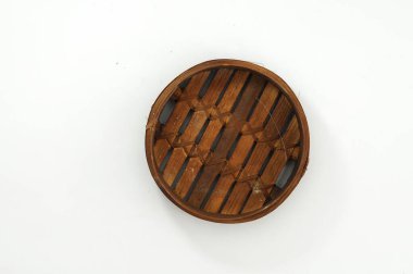 Beyaz arkaplanda bambudan yapılmış gamze sepeti