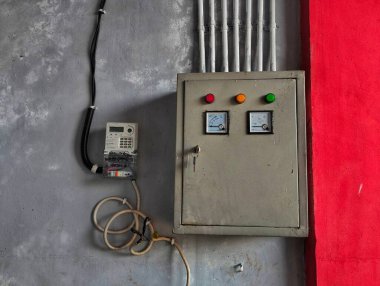 Kırmızı ve beyaz renkli elektrik paneli