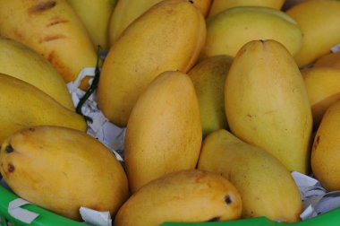 Minimarket içinde gökkuşağı mangolu Tayland mangosu.