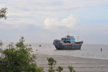 Sabah bulutlu bir gemi sahilde