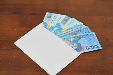 Kağıt ve zarf sizin için boş alan ve boşluk metin, para ve kalem, finans kavramı