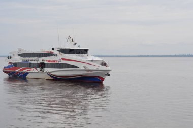 Riau-Endonezya, 17 Nisan 2024: Limandan geçen gemi