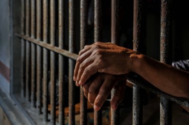 Hapisteki bir mahkumun elleri