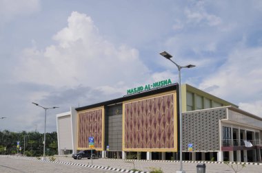Yeşil çimenli modern bina