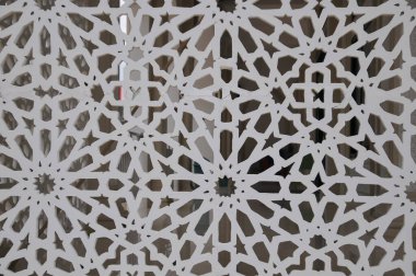 Arapça süslemeli beyaz cami penceresi.