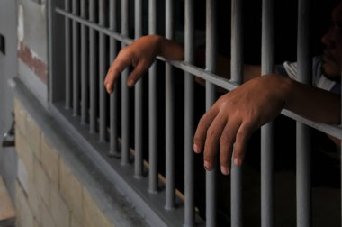  Hapisteki bir mahkumun elleri