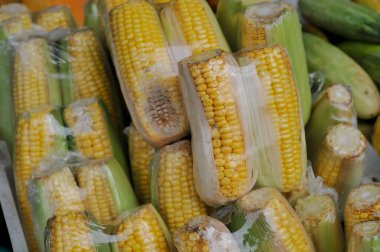 Pazarda taze mısır