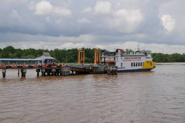 Riau-Endonezya, 5 Mayıs 2024: Bengkalis Adası, Riau Eyaleti feribot limanı