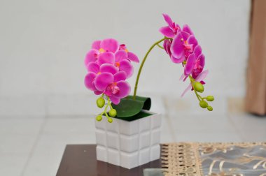 Oda iç dekorasyonu için yapay çiçekler