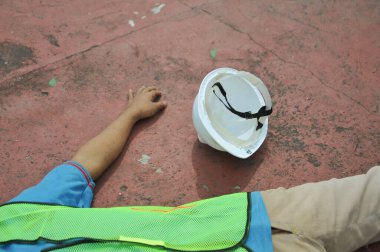 İşçiler iş kazaları, iş sağlığı ve güvenlik konsepti fotoğrafları yaşıyorlar