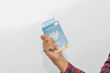Endonezya pasaportlu bir adam.