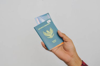 Endonezya pasaportlu bir adam.