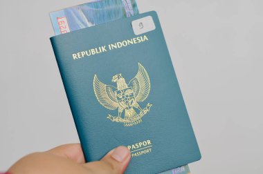 Endonezya pasaportlu bir adam.