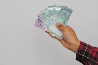 El ele tutuşan Malezya ringgit para birimi