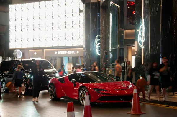 Kuala lumpur, Malezya, 25 Mayıs 2024: Caddede kırmızı ferrari