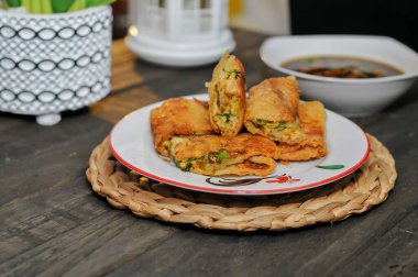 Martabak Mesir veya Martabak Kubang, yumurta, baharatlı et ve pırasa içeren un hamurundan yapılan bir aperatiftir. Tarif, makale, katalog veya herhangi bir ticari kullanım için mükemmeldir.