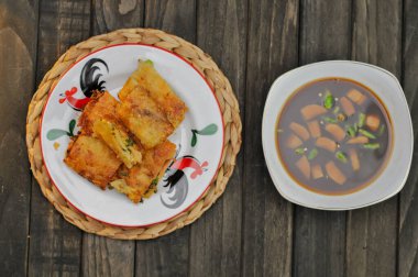 Martabak Mesir veya Martabak Kubang, yumurta, baharatlı et ve pırasa içeren un hamurundan yapılan bir aperatiftir. Tarif, makale, katalog veya herhangi bir ticari kullanım için mükemmeldir.