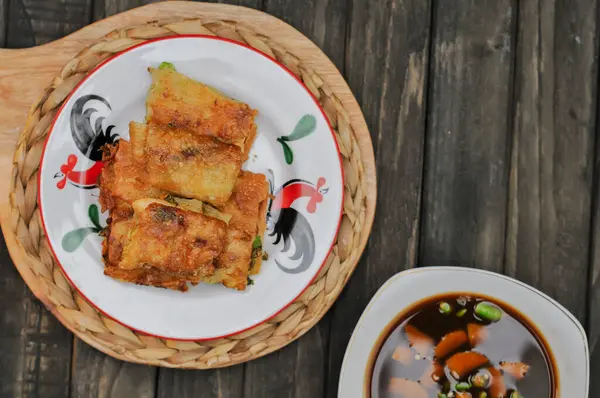 Martabak Mesir veya Martabak Kubang, yumurta, baharatlı et ve pırasa içeren un hamurundan yapılan bir aperatiftir. Tarif, makale, katalog veya herhangi bir ticari kullanım için mükemmeldir.