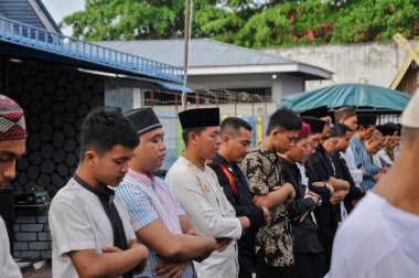 Endonezyalı Müslüman adam ve dua sırasında Tanrı 'ya geleneksel dua.