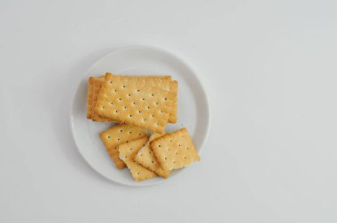 İzole edilmiş beyaz bir zeminde servis edilen bisküviler, makale, yemek ve fırın ürünleri için mükemmel, ticari kullanım
