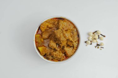 Bir kase Keçi Curry veya Gulai Kambing. Hindistan cevizi sütü sosunda pişirilmiş kuzu ya da keçi etinden yapılmış geleneksel bir Endonezya yemeği. Makale, yemek haberleri ve ticari kullanım için mükemmel.