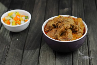 Bir kase Keçi Curry veya Gulai Kambing. Hindistan cevizi sütü sosunda pişirilmiş kuzu ya da keçi etinden yapılmış geleneksel bir Endonezya yemeği. Makale, yemek haberleri ve ticari kullanım için mükemmel.