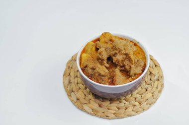 Bir kase Keçi Curry veya Gulai Kambing. Hindistan cevizi sütü sosunda pişirilmiş kuzu ya da keçi etinden yapılmış geleneksel bir Endonezya yemeği. Makale, yemek haberleri ve ticari kullanım için mükemmel.