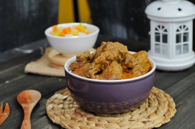 Bir kase Keçi Curry veya Gulai Kambing. Hindistan cevizi sütü sosunda pişirilmiş kuzu ya da keçi etinden yapılmış geleneksel bir Endonezya yemeği. Makale, yemek haberleri ve ticari kullanım için mükemmel.