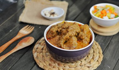 Bir kase Keçi Curry veya Gulai Kambing. Hindistan cevizi sütü sosunda pişirilmiş kuzu ya da keçi etinden yapılmış geleneksel bir Endonezya yemeği. Makale, yemek haberleri ve ticari kullanım için mükemmel.
