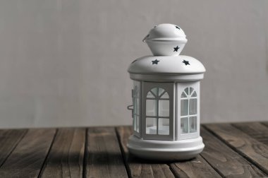 Ahşap arka planda dekoratif fener ve beyaz fener.