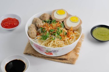 Bakso Köfteli Erişte Çorbalı Chili Sour Suace Endonezya usulü, makale, gıda ürünü, grafik kaynağı ve ticari kullanım için mükemmel
