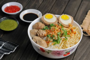 Bakso Köfteli Erişte Çorbalı Chili Sour Suace Endonezya usulü, makale, gıda ürünü, grafik kaynağı ve ticari kullanım için mükemmel