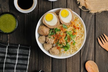 Bakso Köfteli Erişte Çorbalı Chili Sour Suace Endonezya usulü, makale, gıda ürünü, grafik kaynağı ve ticari kullanım için mükemmel