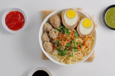 Bakso Köfteli Erişte Çorbalı Chili Sour Suace Endonezya usulü, makale, gıda ürünü, grafik kaynağı ve ticari kullanım için mükemmel
