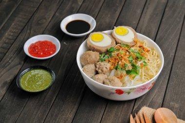 Bakso Köfteli Erişte Çorbalı Chili Sour Suace Endonezya usulü, makale, gıda ürünü, grafik kaynağı ve ticari kullanım için mükemmel