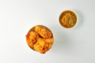  Beyaz kasede kızarmış tavuk, izole edilmiş beyaz arka plan.