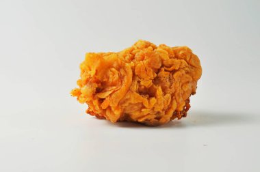 Beyaz arka planda taze çiğ tavuk.