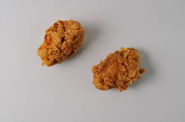 Beyaz arka planda çıtır tavuk göğsü.