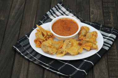 Batagor ya da Bakso Tahu Goreng, Sundanese ve Endonezya dilindeki kısaltması: 